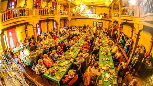 Volle Sitzreihen im Glückauf-Saal.