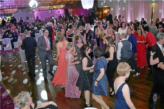 Volle Tanzflächen wie im Bild im ehemaligen Hotel Maritim soll es auch am Samstag beim Frühlingsball im Kurgastzentrum geben. Archivfoto: Breutel