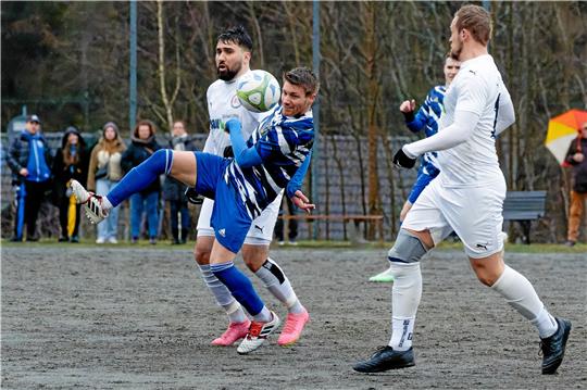 Voller Einsatz: Heiko Schoger von der TSG Wildemann zieht gegen Enes Glogov von der SG Bredelem/Astfeld voll durch und feiert am Ende einen 4:2-Erfolg. Foto: Drechsler