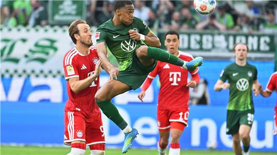 Voller Einsatz: Wolfsburgs Jeanuël Belocian ist vor Harry Kane von Bayern München am Ball.