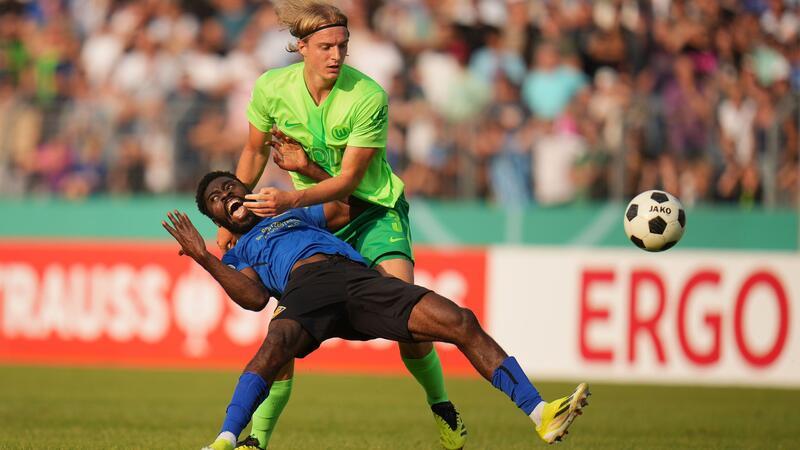 Glanzlose Wolfsburger erledigen Pokalaufgabe in Koblenz Voller Einsatz im Erstrundenspiel zwischen Koblenz und Wolfsburg.