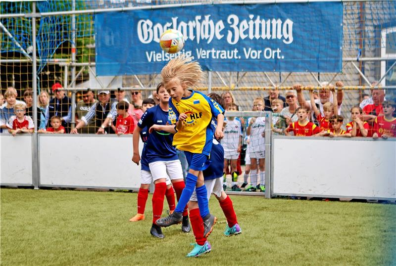 Spiel, Spaß, Emotionen und ein Golden Goal bei der GZ-Mini-EM Voller Einsatz mit wehenden Haaren: Kopfballspieler Paul Klotz, der im ukrainischen Trikot aufläuft und mit der JSG Goslar später Vize-Europameister wird, fällt beim Turnier unter anderem auch mit seinen wundeschönen Jubel-Flick-Flacks auf – nicht nur das Kicken, auch das Zelebrieren will gelernt sein. Foto: Epping