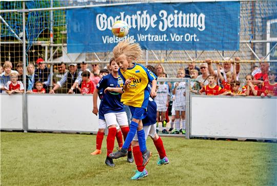 Voller Einsatz mit wehenden Haaren: Kopfballspieler Paul Klotz, der im ukrainischen Trikot aufläuft und mit der JSG Goslar später Vize-Europameister wird, fällt beim Turnier unter anderem auch mit seinen wundeschönen Jubel-Flick-Flacks auf – nicht nur das Kicken, auch das Zelebrieren will gelernt sein. Foto: Epping