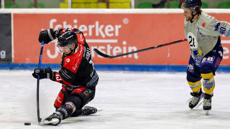 Harzer Falken müssen sich starken Adlern beugen Der Eishockeyspieler Nico Schnell der Harzer Falken verteidigt im Fallen den Puck.