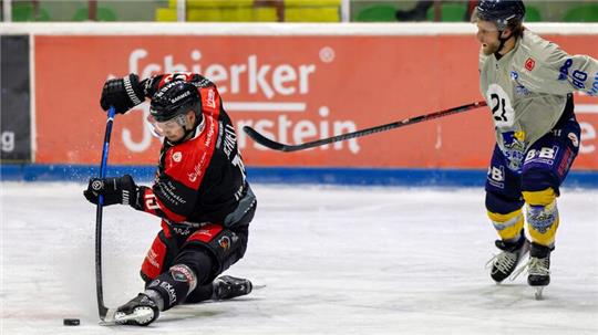 Harzer Falken müssen sich starken Adlern beugen Der Eishockeyspieler Nico Schnell der Harzer Falken verteidigt im Fallen den Puck.