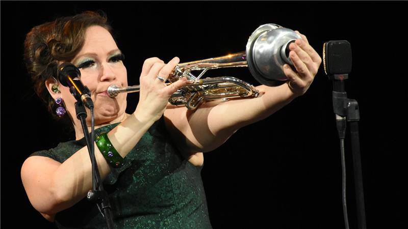 Voller Einsatz von Sinje Schnittker, eine von drei Zucchini-Sistaz, die Anfang 2027 mit ihrem neuen Programm nach Goslar kommen.