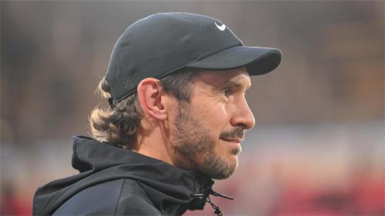 Voller Fokus auf die Pokal-Aufgabe: Freiburgs Trainer Julian Schuster.