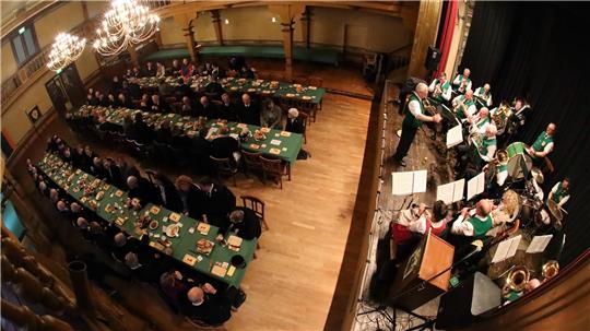 Voller Glückauf-Saal: Clausthal-Zellerfeld kann es nicht erwarten nach drei Jahren Pause endlich wieder ein Bergdankfest zu feiern. Foto: Neuendorf