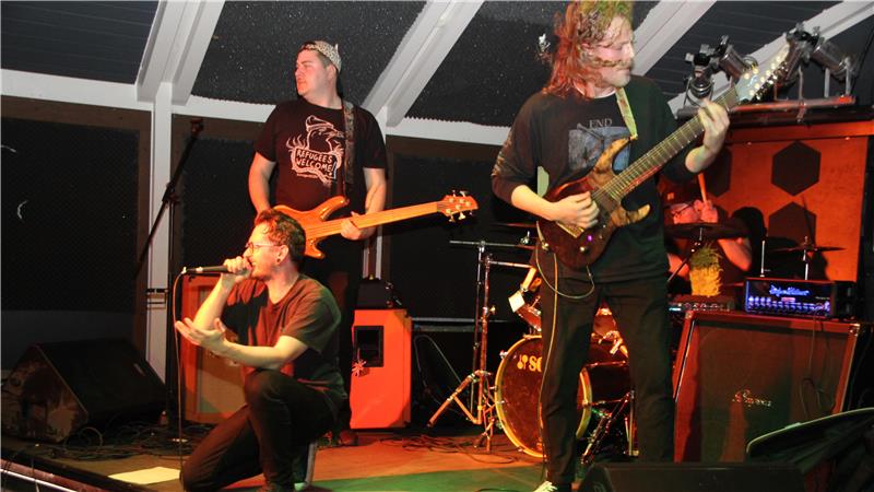 In Braunlage ist Punk noch lange nicht tot Voller Körpereinsatz ab dem ersten Akkord: Die Band Seller aus Dessau.