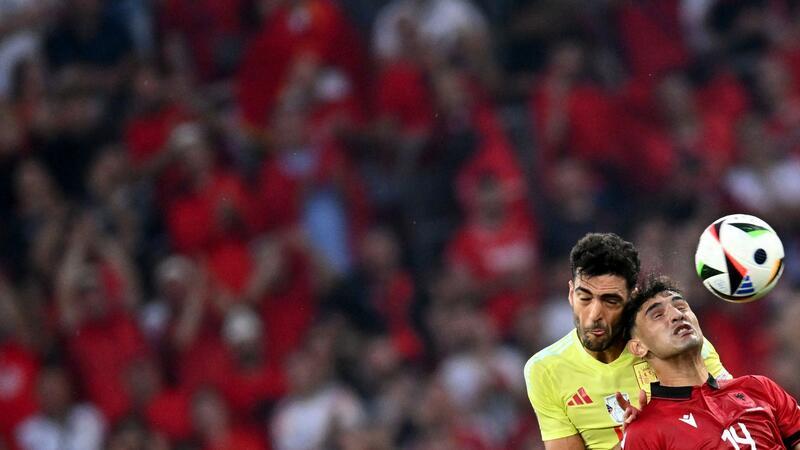 Spanien mit perfekter Bilanz – Tapfere Albaner bejubelt Voller Körpereinsatz von Albaniens Qazim Laci (r) und Spaniens Mikel Merino.