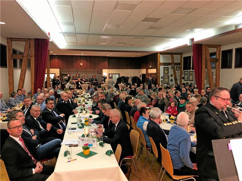 Voller Saal: Rund 200 Menschen feiern im Dorfgemeinschaftshaus Lochtum den Jahrestag, als vor 30 Jahren zwischen Abbenrode und Lochtum die Grenze geöffnet wurde.  Foto: Stade