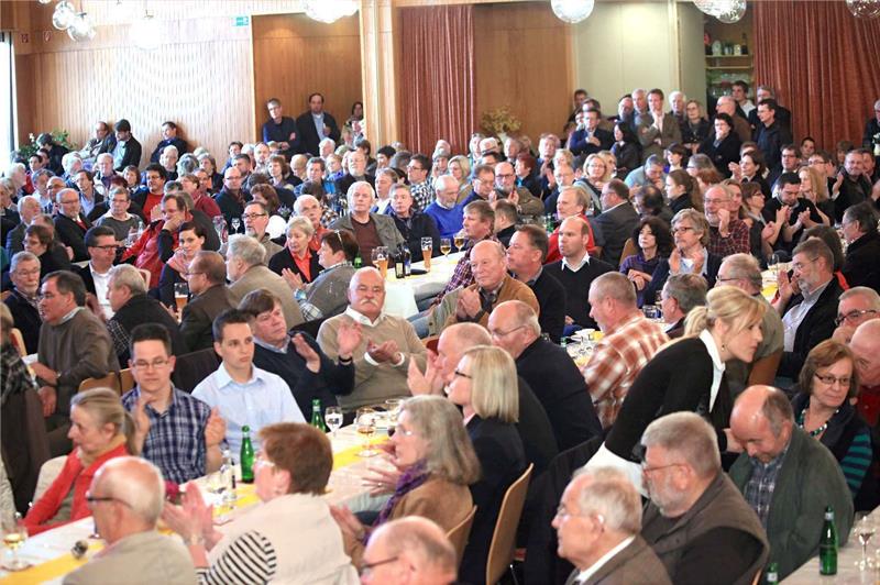 Voller geht’s nimmer: Fast 350 Besucher drängen zum GZ-Wahlforum in den großen Saal des Goslarer Lindenhofs.  Fotos: Kusian