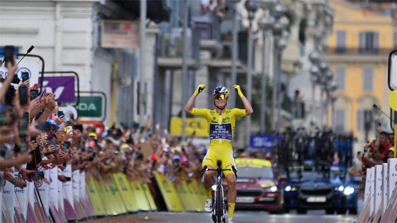 Vollering feiert ihren Tour-Sieg.
