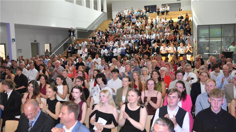 Goslarer CvD-Gymnasium entlässt seinen Premieren-Jahrgang Volles Forum: Eltern, Verwandte und Freunde feiern mit den CvD-Abiturienten.