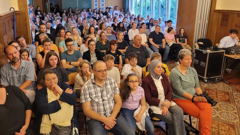 „Radio NIG“ geht in Bad Harzburg auf Sendung Volles Haus: Zahlreiche Verwandte und Gäste sind gekommen, um sich das musikalische Programm der Schülerinnen und Schüler anzusehen.