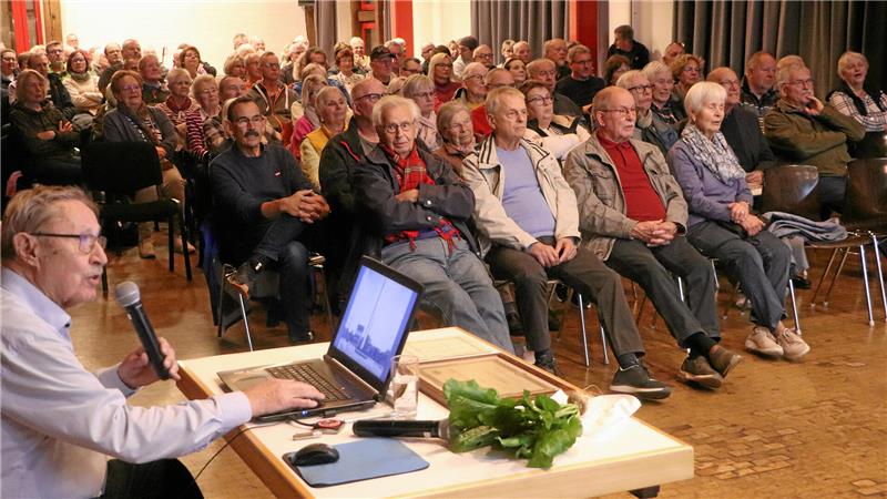 Volles Haus: Zahlreiche Zuschauer verfolgen den Vortrag zur Geschichte der Zuckerfabrik Schladen von Hans-Gert Hotop (vorn links).