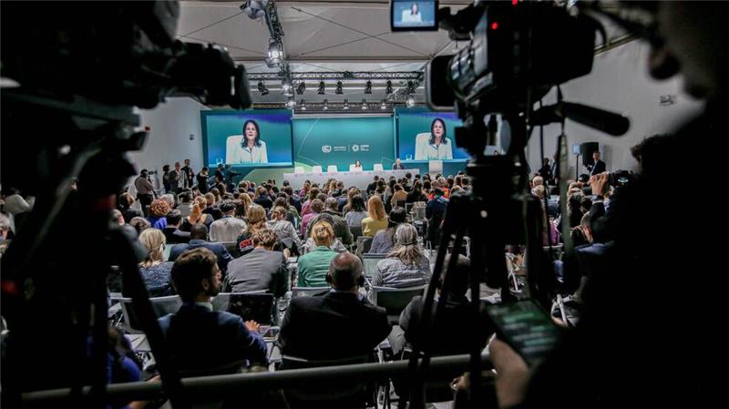 Streit um Billionen: UN-Klimagipfel wird verlängert Volles Haus bei der Pressekonferenz Baerbocks auf der Klimakonferenz.