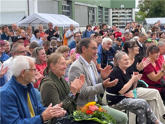 Volles Haus bei der Verabschiedung in der Probsteiburg: Im Blickpunkt Clemens Ahrens (Mitte) mit seiner Frau Corinne (2. v. li.). Fotos: Kleine