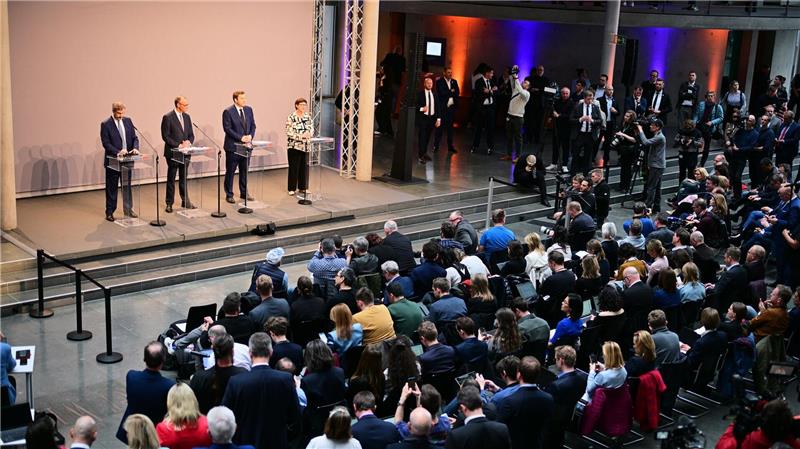 Union und SPD machen Weg für gemeinsame Regierung frei Volles Haus bei der Vorstellung des Koalitionsvertrages von Union und SPD.