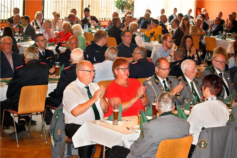 Applaus für Majestäten und das große Volksfest Volles Haus hat die Privilegierte Schützengesellschaft im Lindenhof. Fotos: Epping