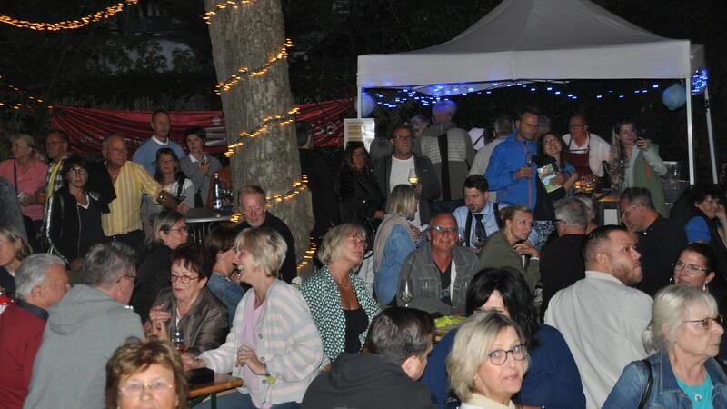 Goslarer feiern ein Weinfest voller Seligkeit im Münzgarten Volles Haus im Garten: Schon am Freitag, aber erst recht nicht am Samstag bleiben viele Weinfest-Plätze auf den Bänken und an den Tischen frei.