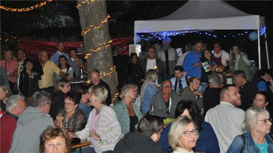 Volles Haus im Garten: Schon am Freitag, aber erst recht nicht am Samstag bleiben viele Weinfest-Plätze auf den Bänken und an den Tischen frei.