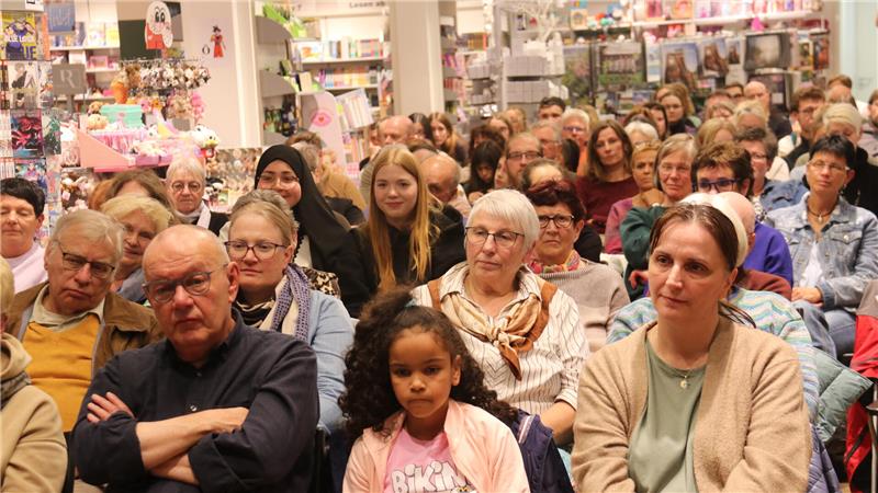 Volles Haus in der Buchhandlung Böhnert: Rund 90 Gäste waren zur Lesung gekommen.