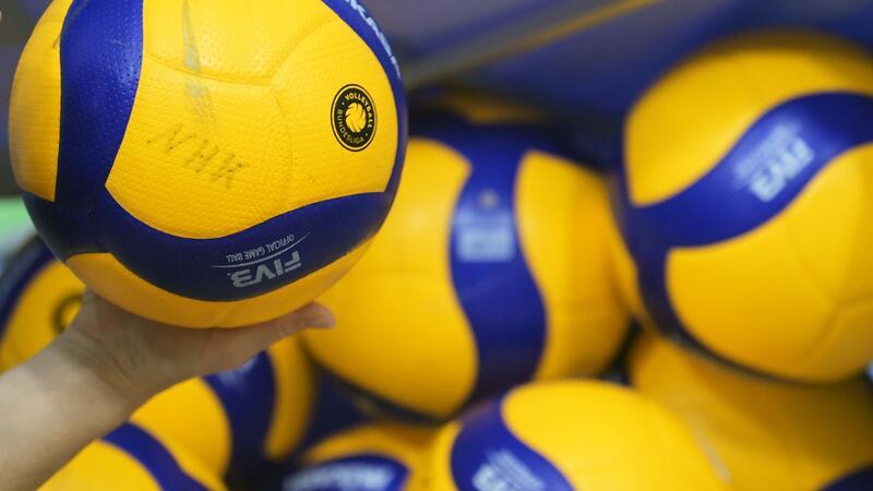 Lüneburgs Volleyballer spielen wieder in Champions League Volleybälle liegen in einer Halle.