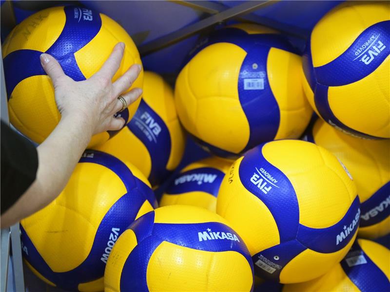 Lüneburger Volleyballer scheiden im Playoff-Halbfinale aus Volleyball-Spielbälle liegen auf einem Haufen.