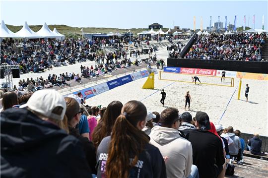 Volleyball der extraklasse, tausende Zuschauer versammeln sich am Strand um das Spektakel hautnah zu erleben.