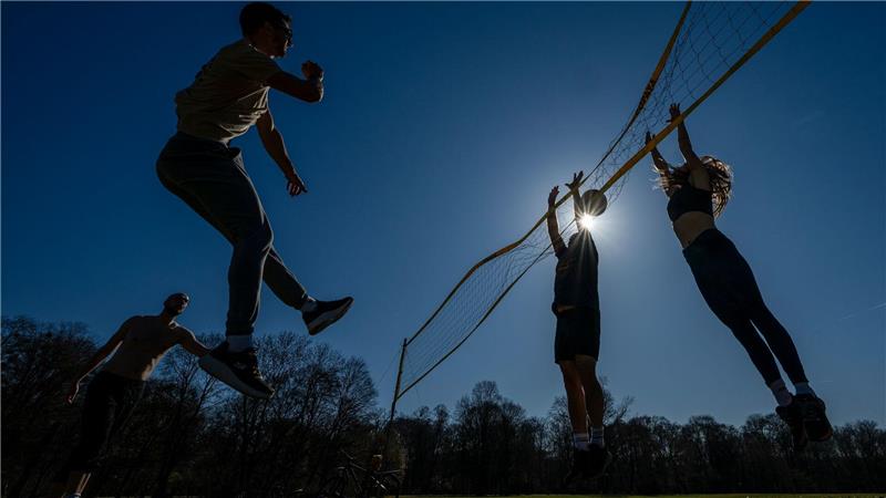 Volleyball unter blauem Himme