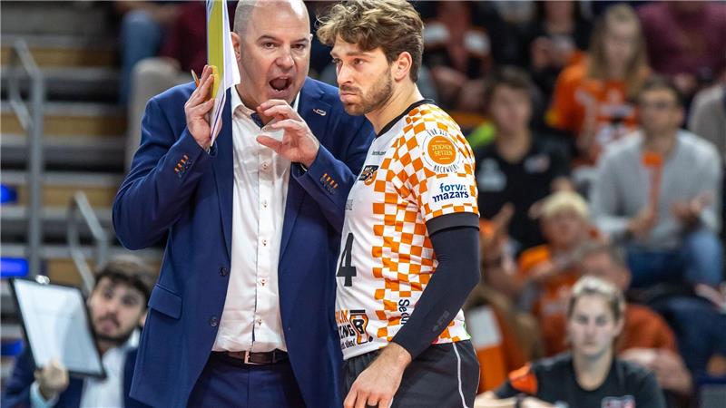 Berlin Volleys scheitern schon wieder an Lüneburg Volleys-Trainer Joel Banks (links) und Libero Kyle Dagostino