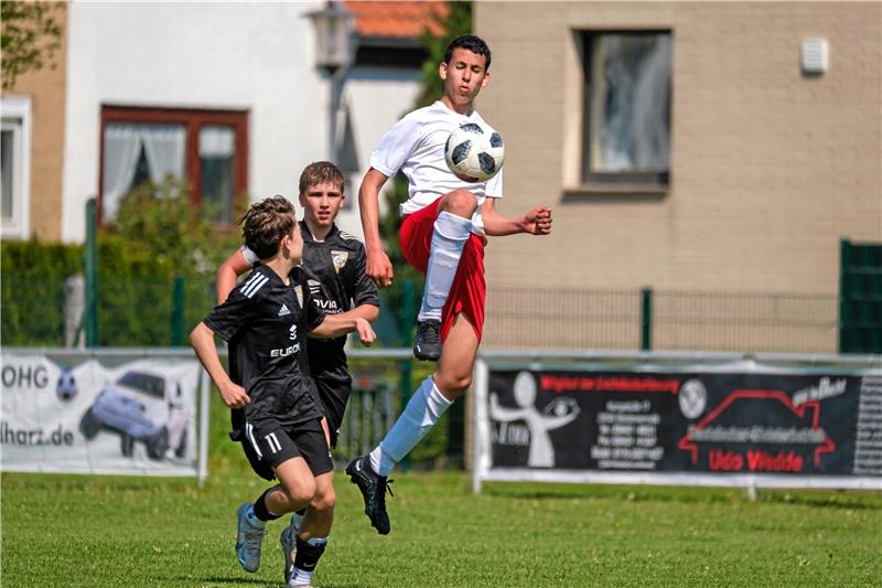 0:21-Schlappe: Torfestival in Schladen Vollkommen chancenlos sind die in Rot-Weiß spielenden C-Junioren der JSG Schladen/Gielde gegen Göttingen 05 II. Sie verlieren mit 0:21. Foto: Drechsler