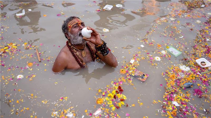 Vollmondritual am Sangam: Sadhu bläst Muschelhorn