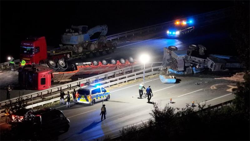 Vollsperrung auf der A2 durch Schwertransporter