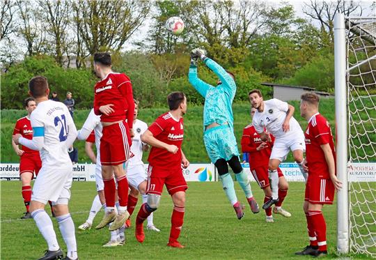Vollversammlung im Strafraum des SV Innerstetal, aber diesmal kommt Torwart Phil Matzulla vor den Spielern der TSG Bad Harzburg an den Ball. Am Ende siegt die TSG mit 5:0. Foto: Epping