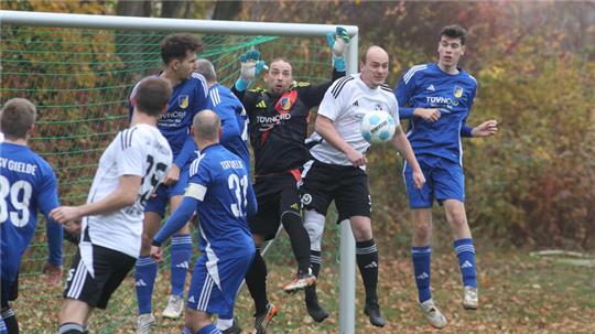 Vor dem Tor des TSV Gielde wird es nach einer Flanke unübersichtlich, aber Torhüter Marvin Süßmilch klätz die Situation.