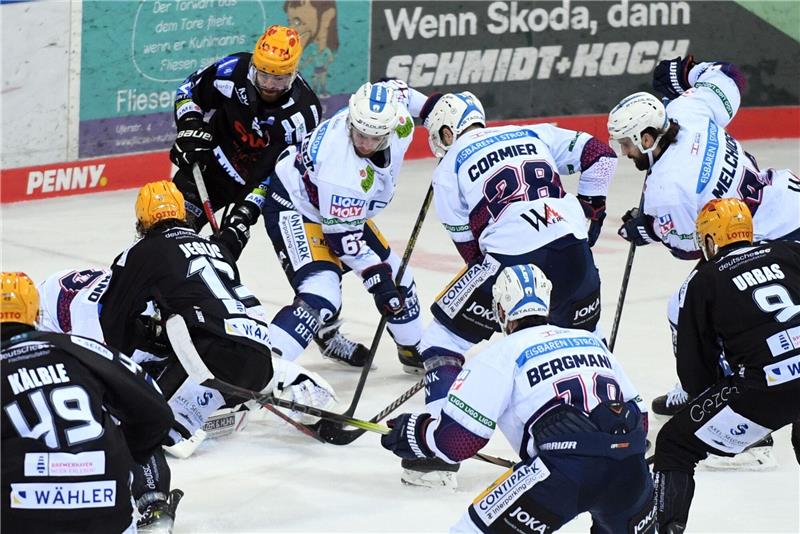 Berlin führt nach Krimi in Bremerhaven im DEL-Finale mit 2:1 Vollversammlung vor dem Berliner Kasten.
