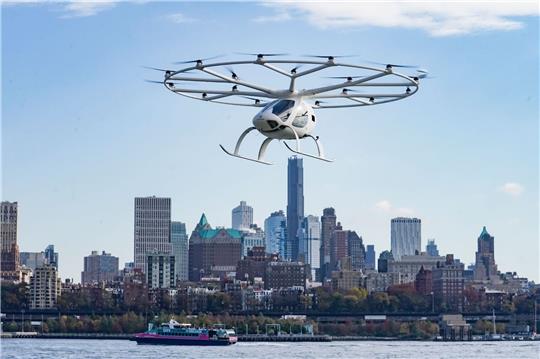 Volocopter stellt neuartige Fluggeräte mit einem markanten Ring für die Rotoren auf dem Dach her.