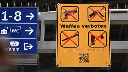 Vom 1. April an gilt in ganz Niedersachsen ein Waffen- und Messerverbot im Nahverkehr. (Symbolbild)