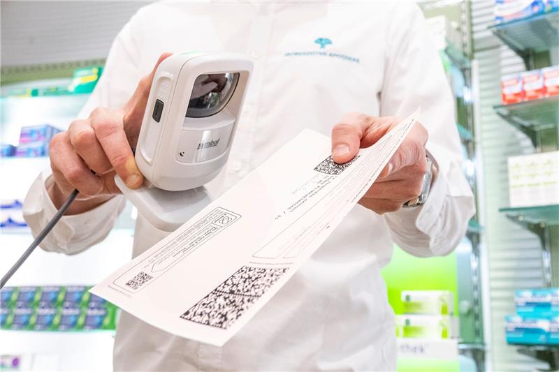 E-Rezepte sollen 2024 auf breiter Front kommen Vom 1. Januar 2024 an soll es für Ärztinnen und Ärzte verpflichtend sein, Verschreibungen elektronisch auszustellen.