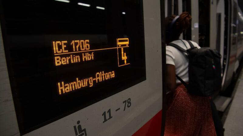 Vom 16. August bis zum 14. Dezember dauert die ICE-Fahrt zwischen Hamburg und Berlin 45 Minuten länger. (Archivbild)