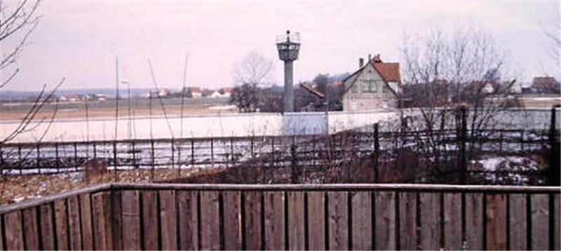 Vom Aussichtspunkt des Bundesgrenzschutzes in Eckertal fällt zu Zeiten der deutschen Teilung der Blick auf die Grenzanlagen und Stapelburg.