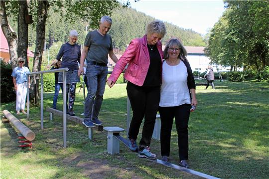 Vom Balken auf das Band: Bettina Beimel (vorne links), Geschäftsführerin der der Kurbetriebsgesellschaft, testet den neuen Koordinationsbereich des Spielplatzes gleich selbst. Foto: Skuza