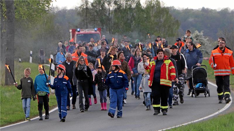 Vom Bolzplatz des Dorfes aus ziehen die Nauener und ihre Gäste mit Fackeln zum Osterfeuerplatz an der Neile.