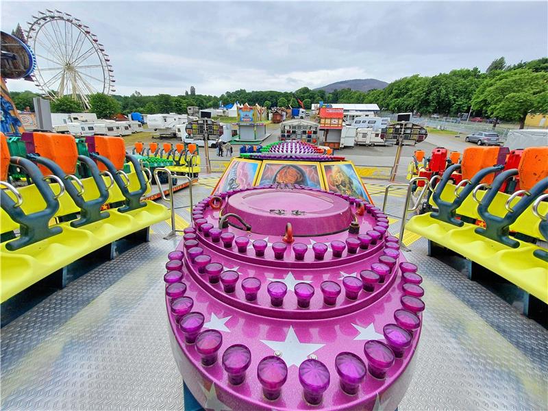 Vom Booster der Familie Ahrend hat der Besucher einen guten Blick über den Festplatz. Abstandhalten wird ein großes Gebot auf dem Osterfeld sein (rundes Foto). Fotos: Sowa