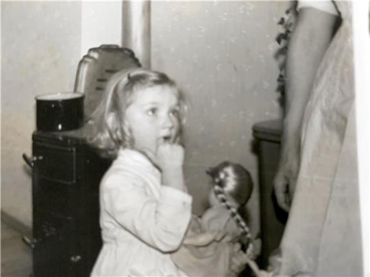 Vom Christkind die heiß ersehnte „Zipfenpuppe“: Erinnerungen an ein schönes Weihnachtsfest in den 1950er Jahren.  Foto: Privat