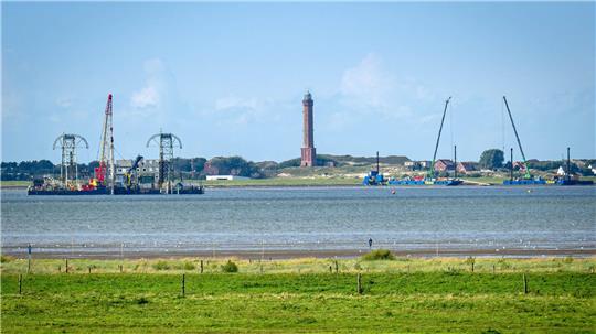 Land für alternative Stromkabel-Trassen abseits der Inseln Vom Festland aus ist das Kabelverlegeschiff „Barbarossa“ im Watt vor Norderney zu sehen.