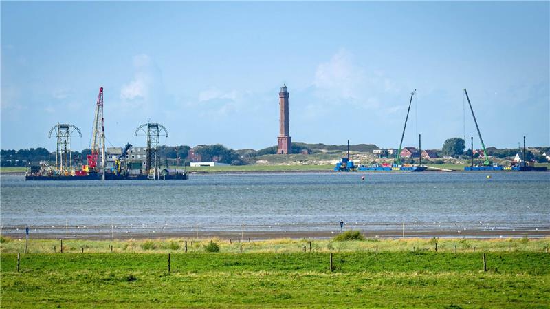 Windstrom durchs Watt leiten: Wie wird Norderney unterbohrt? Vom Festland aus ist das Kabelverlegeschiff „Barbarossa“ im Watt vor Norderney zu sehen.