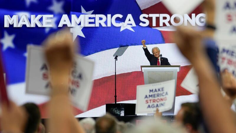 Trump-Vertrauter wieder auf freiem Fuß - Jubel bei Parteitag Vom Gefängnis in Miami auf die Bühne in Milwaukee: der Trump-Verbündete Peter Navarro.